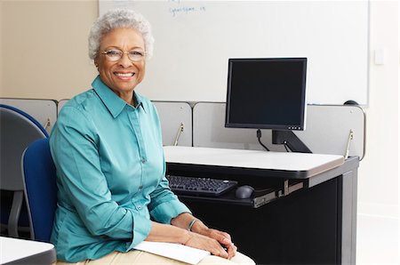 Enseignante, tenant un livre dans la salle de classe ordinateur, portrait Photographie de stock - Premium Libres de Droits, Code: 694-03328786