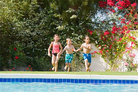 simsearch:693-06020764,k - Enfants en cours d'exécution vers piscine Photographie de stock - Premium Libres de Droits, Code: 694-03330557