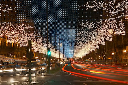 Traffic Light Trails on Decorated Street Foto de stock - Sin royalties Premium, Código: 694-03331390