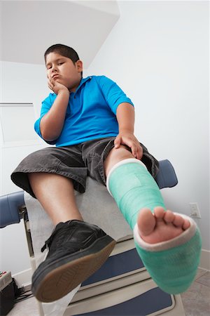 full body cast - Boy with leg in plaster cast Stock Photo - Premium Royalty-Free, Code: 694-03331594