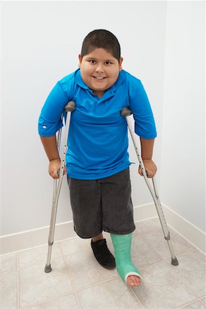 full body cast - Boy standing with crutches Stock Photo - Premium Royalty-Free, Code: 694-03331592