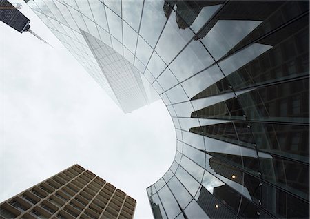 Skyscraper with reflection of buildings on facade, low angle, abstract view Foto de stock - Sin royalties Premium, Código: 695-05764036