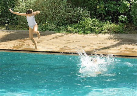 simsearch:649-08117852,k - Children jumping into swimming pool Foto de stock - Sin royalties Premium, Código: 695-05764268