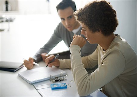 Father helping teenage son with homework Foto de stock - Sin royalties Premium, Código: 695-05764333