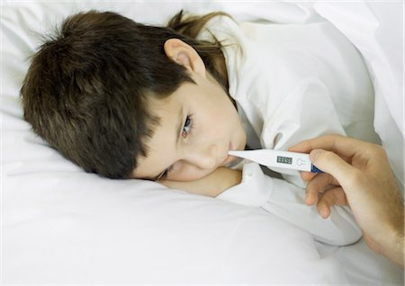 simsearch:693-07456416,k - Child lying in bed, having temperature taken Foto de stock - Sin royalties Premium, Código: 695-05764358
