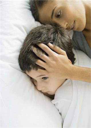 simsearch:632-03424324,k - Child lying in bed with mother Stock Photo - Premium Royalty-Free, Code: 695-05764362