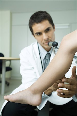 simsearch:632-01613036,k - Doctor checking boy's reflexes with reflex hammer, close-up Stock Photo - Premium Royalty-Free, Code: 695-05765427