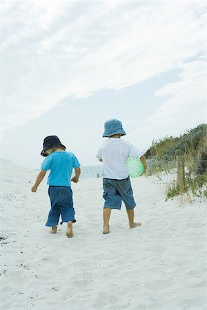 simsearch:649-06352471,k - Children walking through dunes Stock Photo - Premium Royalty-Free, Code: 695-05766054