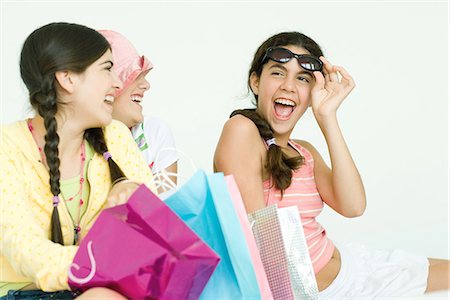 simsearch:696-03394065,k - Three young female friends with gift bags Foto de stock - Sin royalties Premium, Código: 695-05766220