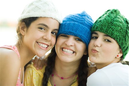simsearch:695-03376693,k - Jeunes amis de femmes portant des chapeaux, de tricot souriant à la caméra Photographie de stock - Premium Libres de Droits, Code: 695-05766245