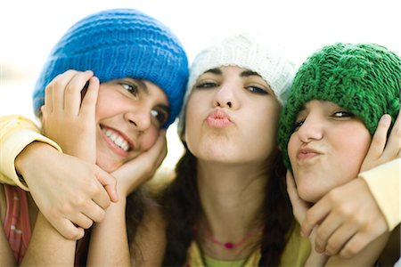 simsearch:695-03376693,k - Jeunes amis femelles portant des chapeaux, de tricot fronces à l'appareil photo Photographie de stock - Premium Libres de Droits, Code: 695-05766246