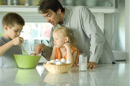simsearch:695-03380694,k - Father cooking with son and daughter Stock Photo - Premium Royalty-Free, Code: 695-05766372