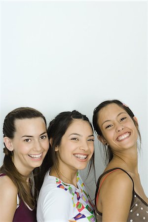 simsearch:695-03376693,k - Trois jeunes amis sourire ensemble, deux en regardant la caméra, portrait Photographie de stock - Premium Libres de Droits, Code: 695-05766858