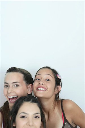 simsearch:695-03376693,k - Trois jeunes amis femmes souriant à la caméra, tête et épaules, portrait Photographie de stock - Premium Libres de Droits, Code: 695-05766956