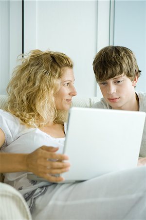 Woman and teen son using laptop Foto de stock - Sin royalties Premium, Código: 695-05767550