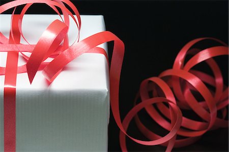 simsearch:632-05991504,k - Gift wrapped in ribbon, close-up Stock Photo - Premium Royalty-Free, Code: 695-05767758