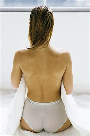Woman in underwear, holding sheet, rear view Foto de stock - Sin royalties Premium, Código: 695-05769628