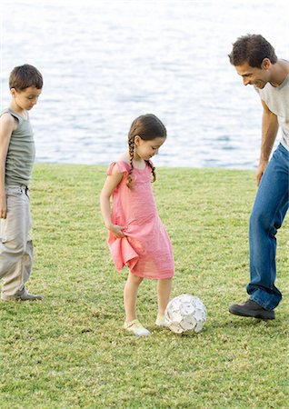 family playing football - Père jouer au soccer avec les enfants Photographie de stock - Premium Libres de Droits, Code: 695-05762473