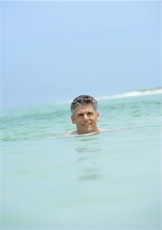 Homme nager dans la mer Photographie de stock - Premium Libres de Droits, Code: 695-05763491