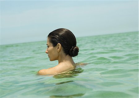 skinny-dipping - Woman with bare shoulders in sea, rear view Foto de stock - Sin royalties Premium, Código: 695-05763753