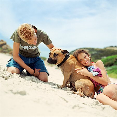 Children with dog on the beach Foto de stock - Sin royalties Premium, Código: 695-05774083
