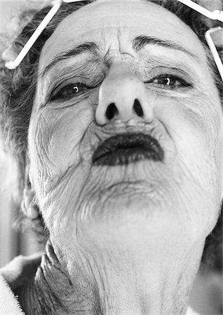 Elderly woman puckering lips, portrait, close-up, b&w Foto de stock - Sin royalties Premium, Código: 695-05775086