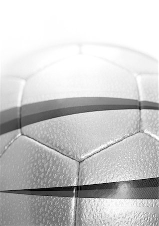 simsearch:695-05779519,k - Ballon de soccer, très gros plan, b&w. Photographie de stock - Premium Libres de Droits, Code: 695-05775350