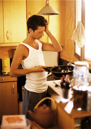 Man cooking in kitchen Foto de stock - Sin royalties Premium, Código: 695-05776169