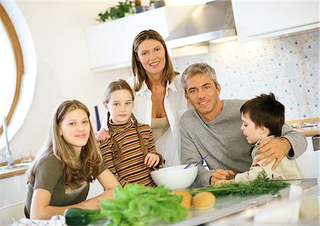 Family in kitchen, portrait Foto de stock - Sin royalties Premium, Código: 695-05776734