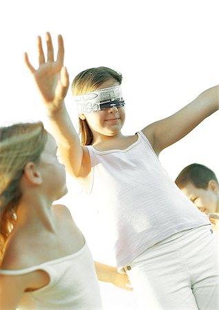 Three children, one blindfolded with arms out Foto de stock - Sin royalties Premium, Código: 695-05777232