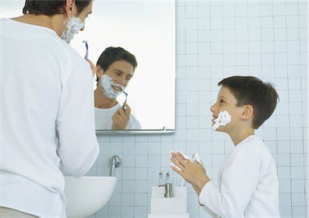 family bathroom mirror - Man shaving, boy with shaving cream on face and hands Foto de stock - Sin royalties Premium, Código: 695-05777649