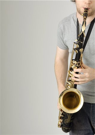 Jeune homme jouant le saxophone, vue partielle Photographie de stock - Premium Libres de Droits, Code: 695-05778477