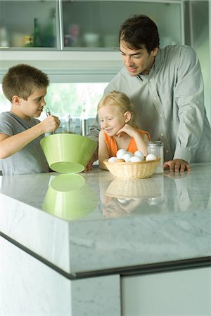 simsearch:695-03378605,k - Father cooking with son and daughter Stock Photo - Premium Royalty-Free, Code: 695-05779172