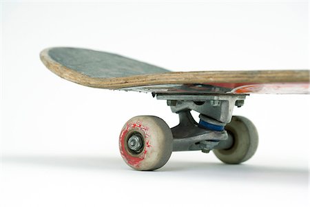 simsearch:695-05779519,k - Gros plan du skateboard souvent monté, recadrée Photographie de stock - Premium Libres de Droits, Code: 695-05779535