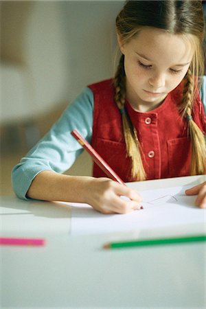 simsearch:695-05770150,k - Little girl drawing with colored pencils Foto de stock - Sin royalties Premium, Código: 695-05770157
