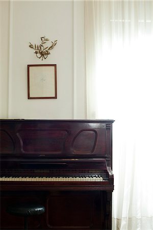 simsearch:6102-03748485,k - Piano in home Stock Photo - Premium Royalty-Free, Code: 695-05771820