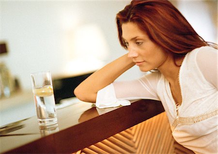 Woman sitting at bar Foto de stock - Sin royalties Premium, Código: 695-05772587