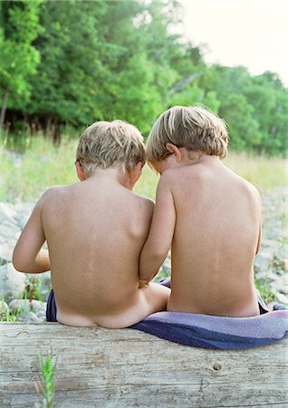 simsearch:696-03398682,k - Boy and girl sitting on towel, outside, rear view Stock Photo - Premium Royalty-Free, Code: 695-05773920