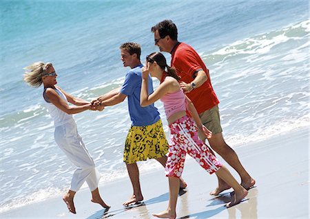 simsearch:695-05774517,k - Famille marcher ensemble sur la plage. Photographie de stock - Premium Libres de Droits, Code: 695-05773939