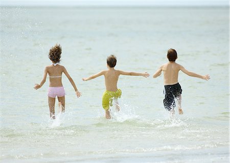 simsearch:633-01714467,k - Children running in surf together Stock Photo - Premium Royalty-Free, Code: 695-03374022