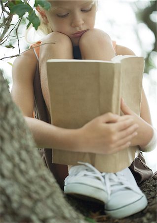 simsearch:632-03083700,k - Girl in tree reading book Stock Photo - Premium Royalty-Free, Code: 695-03374055