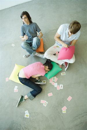 face card - Adolescents amis avec des cartes à jouer éparpillées autour d'eux, haute angle vue Photographie de stock - Premium Libres de Droits, Code: 695-03375661