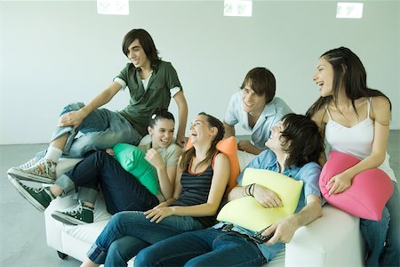 simsearch:695-03376693,k - Groupe de jeunes amis assis sur le canapé, rire Photographie de stock - Premium Libres de Droits, Code: 695-03375675