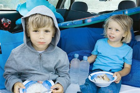 Children eating meal in back of car Stock Photo - Premium Royalty-Free, Code: 695-03375944