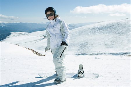 simsearch:695-03376478,k - Teenage girl standing with snowboard, smiling at camera, full length portrait Foto de stock - Sin royalties Premium, Código: 695-03376445