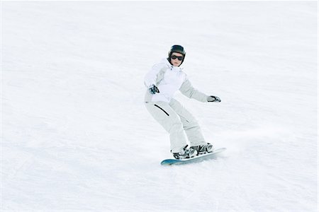 simsearch:695-03376478,k - Teenage girl snowboarding on ski slope, full length Foto de stock - Sin royalties Premium, Código: 695-03376457