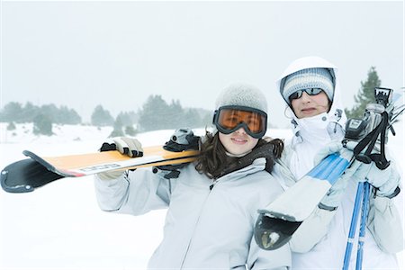 simsearch:695-03376478,k - Two young friends carrying skis on shoulders, smiling at camera Foto de stock - Sin royalties Premium, Código: 695-03376467