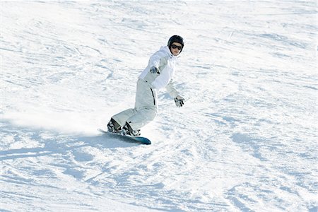 simsearch:695-03376478,k - Teenage girl snowboarding down ski slope, full length Foto de stock - Sin royalties Premium, Código: 695-03376462
