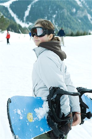simsearch:695-03376478,k - Teenage girl carrying snowboard behind back, waist up Foto de stock - Sin royalties Premium, Código: 695-03376478