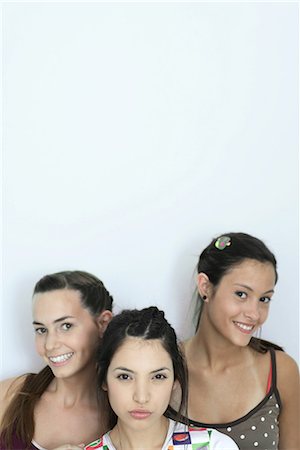 simsearch:695-03376693,k - Trois jeunes amis femmes regardant la caméra, tête et épaules, portrait Photographie de stock - Premium Libres de Droits, Code: 695-03376796
